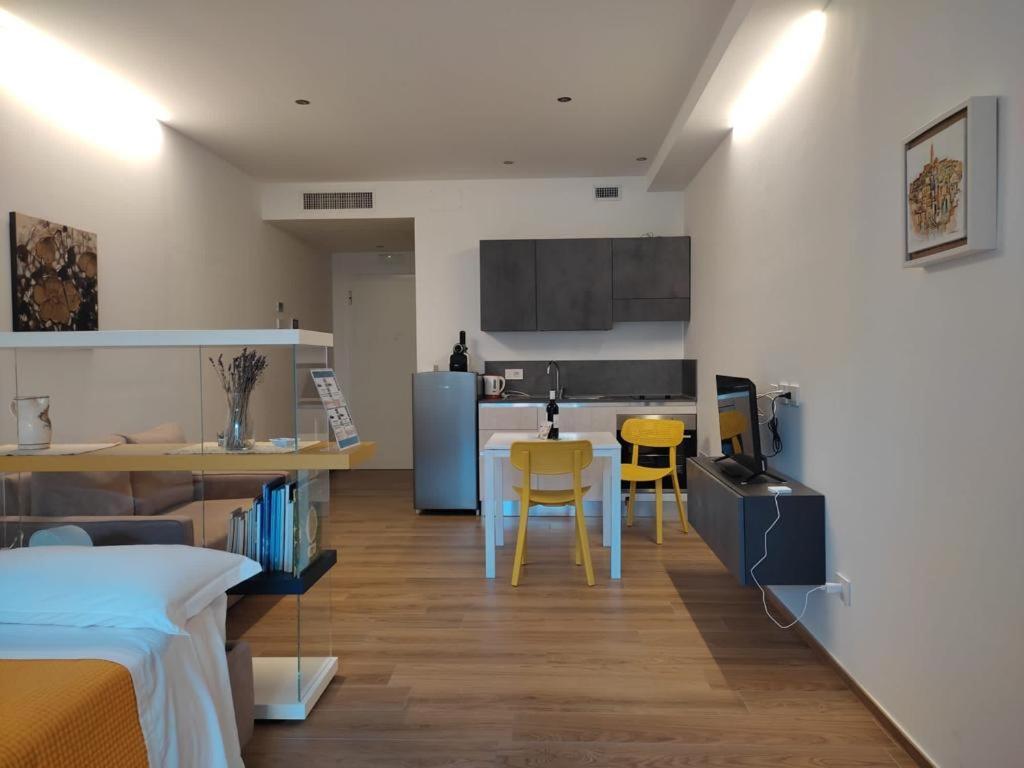 Ferienwohnung Domus13-With Private Parking Bari Exterior foto